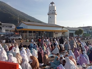 Ribuan Warga Ikuti Salat Idul Adha di Pelabuhan Laut Larantuka