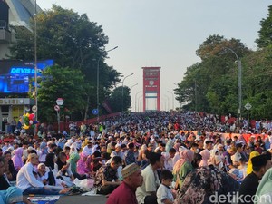 Puluhan Ribu Warga Salat Idul Adha di Masjid Agung Palembang