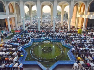 Ribuan Jemaah Khusyuk Laksanakan Salat Id di Masjid Al-Akbar Surabaya