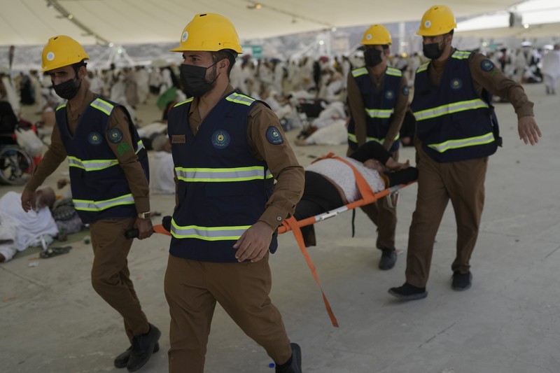 Seorang pria menutupi wajahnya menggunakan kain untuk melindungi dirinya dari sinar matahari saat dia memeriksa rel kereta api pada hari musim panas di New Delhi, India, 18 Juni 2024. Seorang pria menutupi wajahnya menggunakan kain untuk melindungi dirinya dari sinar matahari saat dia memeriksa rel kereta api pada hari musim panas di New Delhi, India, 18 Juni 2024. (REUTERS/Priyanshu Singh)