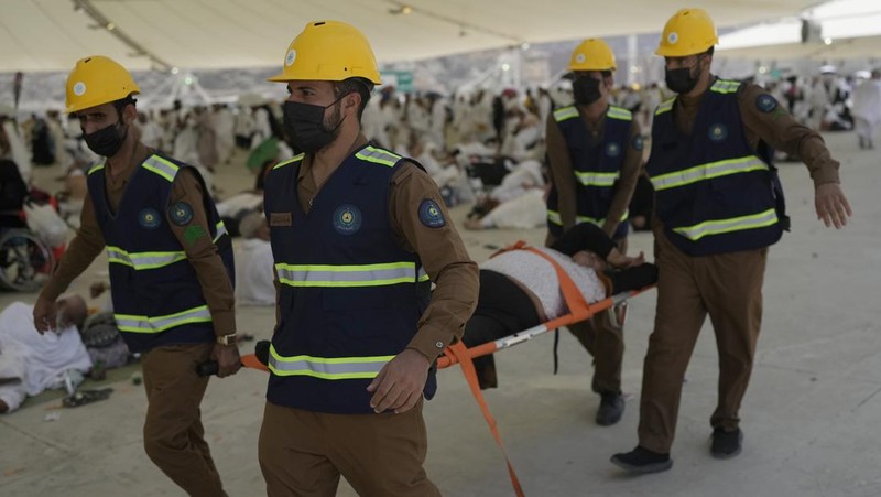 Seorang pria menutupi wajahnya menggunakan kain untuk melindungi dirinya dari sinar matahari saat dia memeriksa rel kereta api pada hari musim panas di New Delhi, India, 18 Juni 2024. (REUTERS/Priyanshu Singh)