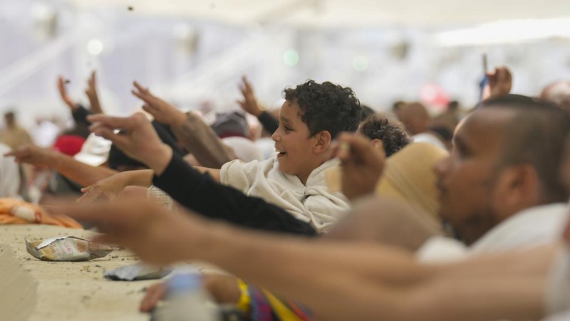 Muslim pilgrims arrive to cast stones at pillars in the symbolic stoning of the devil, the last rite of the annual hajj, in Mina, near the holy city of Mecca, Saudi Arabia, Sunday, June 16, 2024.  The ritual marks the final days of the Hajj, or Islamic pilgrimage, and the start of the Eid al-Adha celebrations for Muslims around the world. (AP Photo/Rafiq Maqbool)