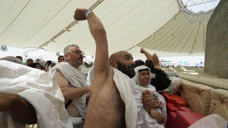 Muslim pilgrims arrive to cast stones at pillars in the symbolic stoning of the devil, the last rite of the annual hajj, in Mina, near the holy city of Mecca, Saudi Arabia, Sunday, June 16, 2024.  The ritual marks the final days of the Hajj, or Islamic pilgrimage, and the start of the Eid al-Adha celebrations for Muslims around the world. (AP Photo/Rafiq Maqbool)