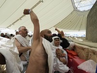 Potret Umat Muslim Dunia Jalani Ibadah Haji Lempar Jumrah
