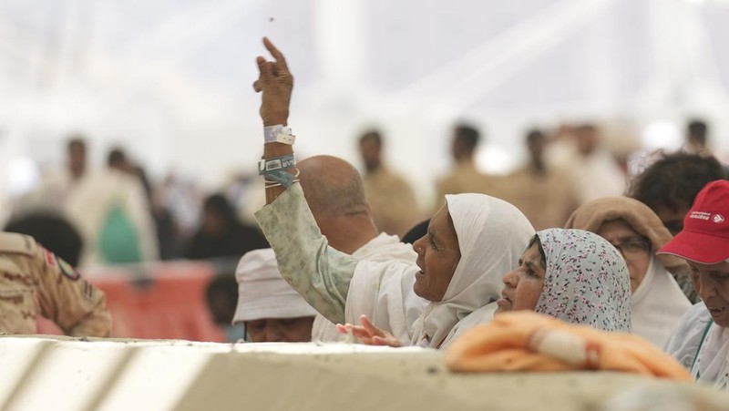 Muslim pilgrims arrive to cast stones at pillars in the symbolic stoning of the devil, the last rite of the annual hajj, in Mina, near the holy city of Mecca, Saudi Arabia, Sunday, June 16, 2024.  The ritual marks the final days of the Hajj, or Islamic pilgrimage, and the start of the Eid al-Adha celebrations for Muslims around the world. (AP Photo/Rafiq Maqbool)