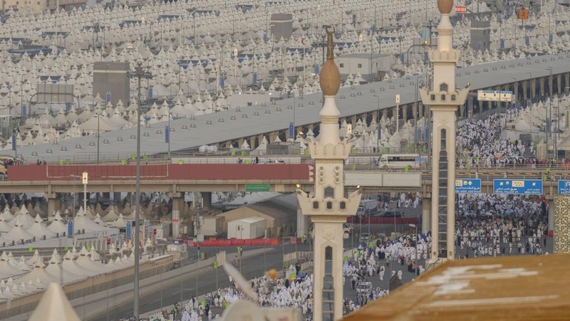 Muslim pilgrims arrive to cast stones at pillars in the symbolic stoning of the devil, the last rite of the annual hajj, in Mina, near the holy city of Mecca, Saudi Arabia, Sunday, June 16, 2024.  The ritual marks the final days of the Hajj, or Islamic pilgrimage, and the start of the Eid al-Adha celebrations for Muslims around the world. (AP Photo/Rafiq Maqbool)