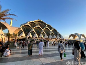 Jumlah Wisatawan ke Masjid Al Jabbar Tinggi, Kalahkan Pantai Pangandaran
