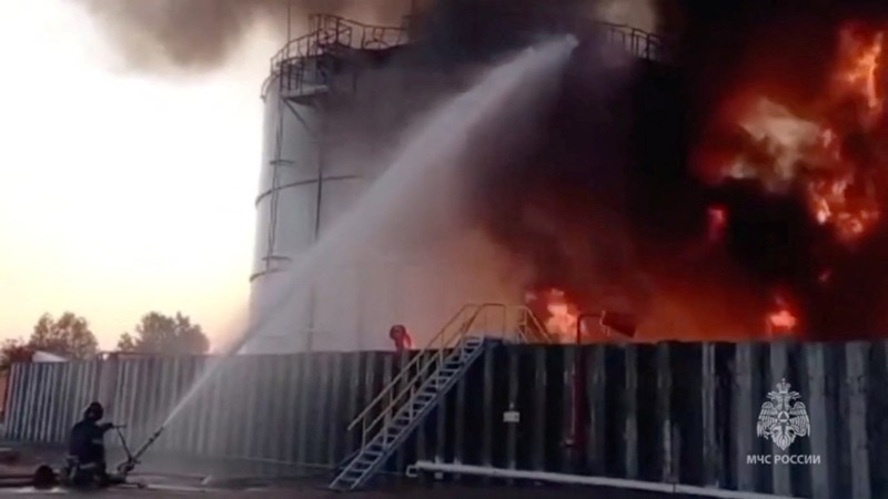 Anggota kementerian darurat Rusia bekerja untuk memadamkan api di tangki penyimpanan minyak setelah dugaan serangan pesawat tak berawak di kota Azov di wilayah selatan Rostov, Rusia, 18 Juni 2024. Anggota kementerian darurat Rusia bekerja untuk memadamkan api di tangki penyimpanan minyak setelah dugaan serangan pesawat tak berawak di kota Azov di wilayah selatan Rostov, Rusia, 18 Juni 2024. (Russian Emergencies Ministry/Handout via REUTERS)