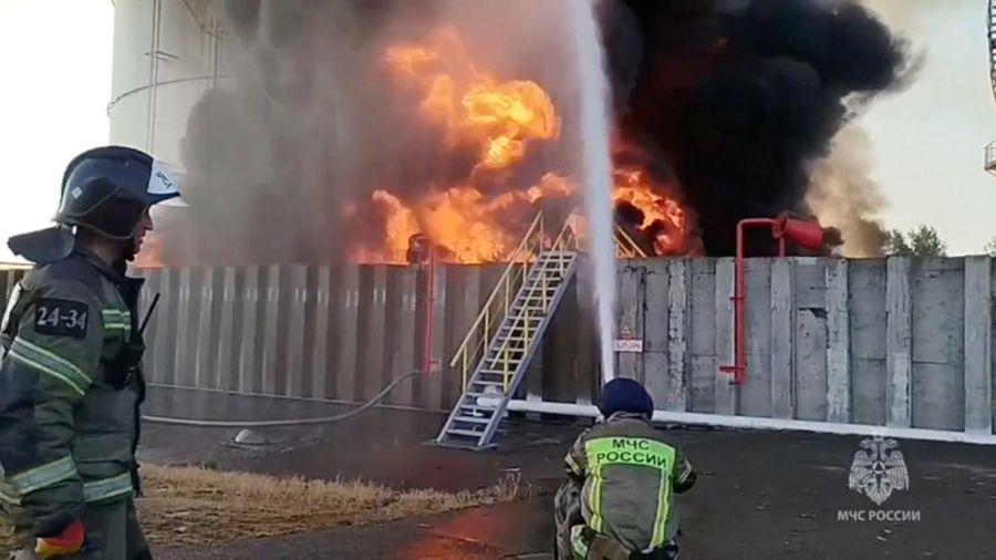 Anggota kementerian darurat Rusia bekerja untuk memadamkan api di tangki penyimpanan minyak setelah dugaan serangan pesawat tak berawak di kota Azov di wilayah selatan Rostov, Rusia, 18 Juni 2024. (Russian Emergencies Ministry/Handout via REUTERS)