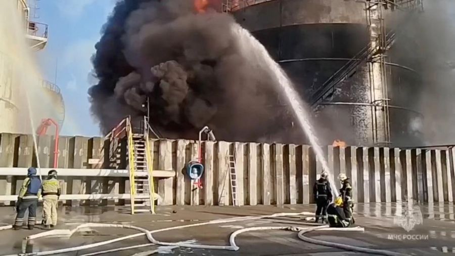 Anggota kementerian darurat Rusia bekerja untuk memadamkan api di tangki penyimpanan minyak setelah dugaan serangan pesawat tak berawak di kota Azov di wilayah selatan Rostov, Rusia, 18 Juni 2024. (Russian Emergencies Ministry/Handout via REUTERS)