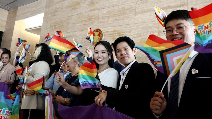 Anggota komunitas LGBTQ+ bereaksi ketika mereka tiba menjelang disahkannya RUU kesetaraan pernikahan dalam pembacaan kedua dan ketiga oleh Senat, yang secara efektif akan menjadikan Thailand sebagai wilayah ketiga di Asia yang melegalkan pernikahan sesama jenis, di Bangkok, Thailand, 18 Juni , 2024. Anggota komunitas LGBTQ+ bereaksi ketika mereka tiba menjelang disahkannya RUU kesetaraan pernikahan dalam pembacaan kedua dan ketiga oleh Senat, yang secara efektif akan menjadikan Thailand sebagai wilayah ketiga di Asia yang melegalkan pernikahan sesama jenis, di Bangkok, Thailand, 18 Juni , 2024. (REUTERS/Chalinee Thirasupa)