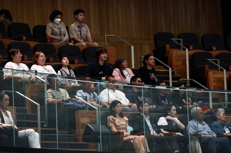 Anggota komunitas LGBTQ+ merayakan setelah disahkannya RUU kesetaraan pernikahan dalam pembacaan kedua dan ketiga oleh Senat, yang secara efektif akan menjadikan Thailand wilayah ketiga di Asia yang melegalkan hubungan sesama jenis, di Bangkok, Thailand, 18 Juni 2024. Anggota komunitas LGBTQ+ merayakan setelah disahkannya RUU kesetaraan pernikahan dalam pembacaan kedua dan ketiga oleh Senat, yang secara efektif akan menjadikan Thailand wilayah ketiga di Asia yang melegalkan hubungan sesama jenis, di Bangkok, Thailand, 18 Juni 2024. (REUTERS/Chalinee Thirasupa)