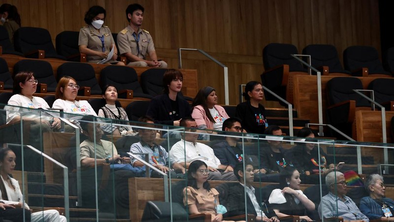Anggota komunitas LGBTQ+ merayakan setelah disahkannya RUU kesetaraan pernikahan dalam pembacaan kedua dan ketiga oleh Senat, yang secara efektif akan menjadikan Thailand wilayah ketiga di Asia yang melegalkan hubungan sesama jenis, di Bangkok, Thailand, 18 Juni 2024. (REUTERS/Chalinee Thirasupa)
