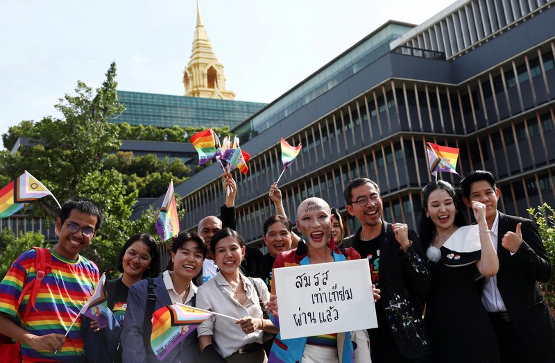Anggota komunitas LGBTQ+ merayakan setelah disahkannya RUU kesetaraan pernikahan dalam pembacaan kedua dan ketiga oleh Senat, yang secara efektif akan menjadikan Thailand wilayah ketiga di Asia yang melegalkan hubungan sesama jenis, di Bangkok, Thailand, 18 Juni 2024. (REUTERS/Chalinee Thirasupa)