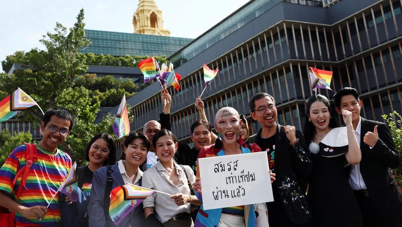 Anggota komunitas LGBTQ+ merayakan setelah disahkannya RUU kesetaraan pernikahan dalam pembacaan kedua dan ketiga oleh Senat, yang secara efektif akan menjadikan Thailand wilayah ketiga di Asia yang melegalkan hubungan sesama jenis, di Bangkok, Thailand, 18 Juni 2024. (REUTERS/Chalinee Thirasupa)