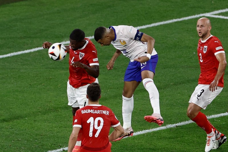 Kylian Mbappe dari Prancis mendapat perawatan setelah mengalami cedera saat laga Grup D antara Austria dan Prancis pada turnamen sepak bola Euro 2024 di Duesseldorf, Jerman, Senin, 17 Juni 2024. Kylian Mbappe dari Prancis mendapat perawatan setelah mengalami cedera saat laga Grup D antara Austria dan Prancis pada turnamen sepak bola Euro 2024 di Duesseldorf, Jerman, Senin, 17 Juni 2024. (AP Photo/Alessandra Tarantino)