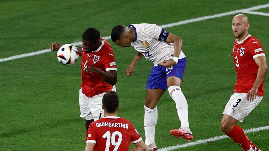 Kylian Mbappe dari Prancis mendapat perawatan setelah mengalami cedera saat laga Grup D antara Austria dan Prancis pada turnamen sepak bola Euro 2024 di Duesseldorf, Jerman, Senin, 17 Juni 2024. (AP Photo/Alessandra Tarantino)