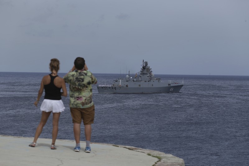 Fregat Laksamana Gorshkov Angkatan Laut Rusia meninggalkan pelabuhan Havana, Kuba, Senin, 17 Juni 2024. Armada kapal perang Rusia tiba di perairan Kuba pekan lalu menjelang rencana latihan militer di Karibia. (AP Photo/Ariel Ley)