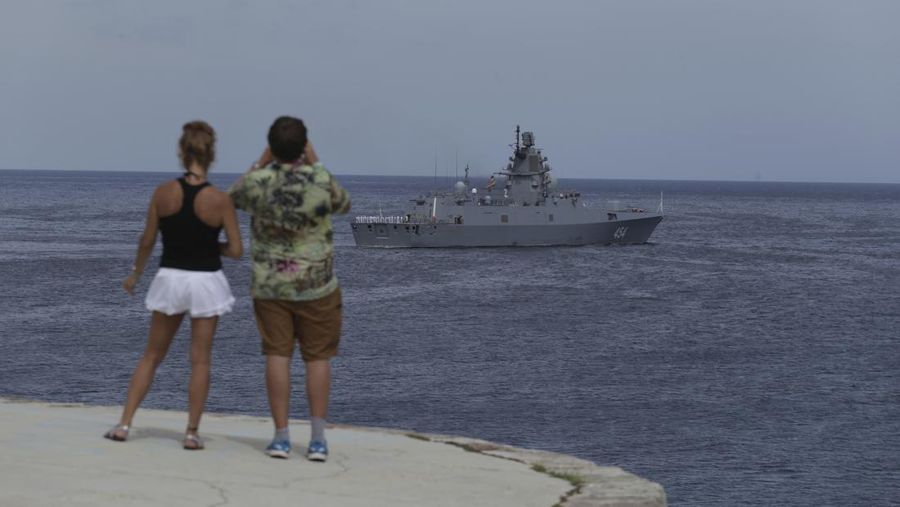Fregat Laksamana Gorshkov Angkatan Laut Rusia meninggalkan pelabuhan Havana, Kuba, Senin, 17 Juni 2024. Armada kapal perang Rusia tiba di perairan Kuba pekan lalu menjelang rencana latihan militer di Karibia. (AP Photo/Ariel Ley)