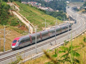 Jangan Bermain Layang-layang di Sekitar Jalur Whoosh, Ini Bahayanya