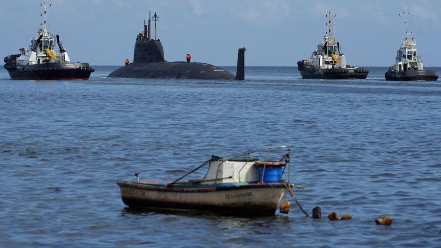 Fregat Laksamana Gorshkov Angkatan Laut Rusia meninggalkan pelabuhan Havana, Kuba, Senin, 17 Juni 2024. Armada kapal perang Rusia tiba di perairan Kuba pekan lalu menjelang rencana latihan militer di Karibia. (AP Photo/Ariel Ley)