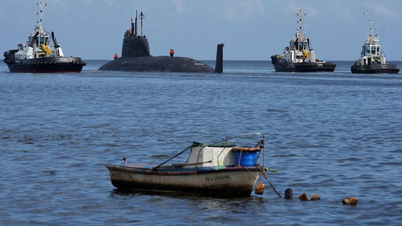 Fregat Laksamana Gorshkov Angkatan Laut Rusia meninggalkan pelabuhan Havana, Kuba, Senin, 17 Juni 2024. Armada kapal perang Rusia tiba di perairan Kuba pekan lalu menjelang rencana latihan militer di Karibia. (AP Photo/Ariel Ley)