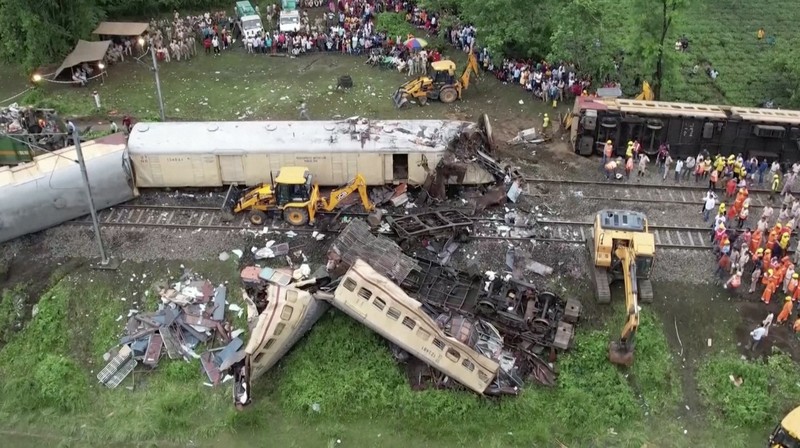 Kereta barang menabrak bagian belakang kereta penumpang yang sedang berhenti di Benggala Barat, India, pada Senin (17/6/2024), menewaskan sedikitnya 15 orang dan melukai puluhan lainnya. Kereta barang menabrak bagian belakang kereta penumpang yang sedang berhenti di Benggala Barat, India, pada Senin (17/6/2024), menewaskan sedikitnya 15 orang dan melukai puluhan lainnya. (Tangkapan Layar video Reuters/ANI / RAILWAY CPRO)