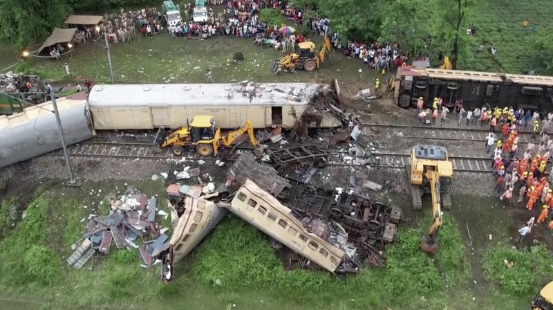 Kereta barang menabrak bagian belakang kereta penumpang yang sedang berhenti di Benggala Barat, India, pada Senin (17/6/2024), menewaskan sedikitnya 15 orang dan melukai puluhan lainnya. (Tangkapan Layar video Reuters/ANI / RAILWAY CPRO)