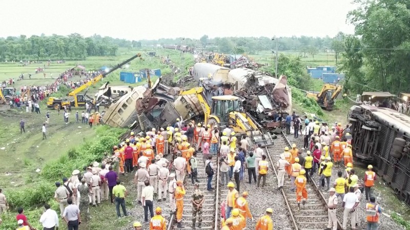 Kereta barang menabrak bagian belakang kereta penumpang yang sedang berhenti di Benggala Barat, India, pada Senin (17/6/2024), menewaskan sedikitnya 15 orang dan melukai puluhan lainnya. Kereta barang menabrak bagian belakang kereta penumpang yang sedang berhenti di Benggala Barat, India, pada Senin (17/6/2024), menewaskan sedikitnya 15 orang dan melukai puluhan lainnya. (Tangkapan Layar video Reuters/ANI / RAILWAY CPRO)