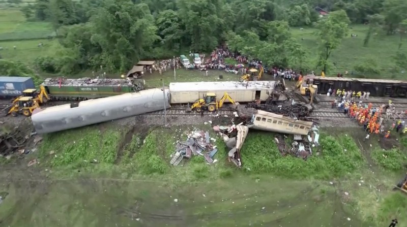 Kereta barang menabrak bagian belakang kereta penumpang yang sedang berhenti di Benggala Barat, India, pada Senin (17/6/2024), menewaskan sedikitnya 15 orang dan melukai puluhan lainnya. (Tangkapan Layar video Reuters/ANI / RAILWAY CPRO)