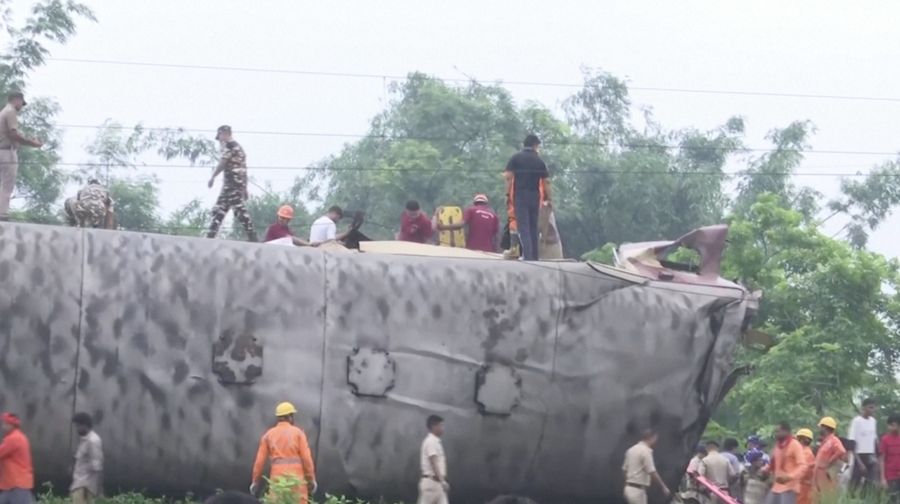 Kereta barang menabrak bagian belakang kereta penumpang yang sedang berhenti di Benggala Barat, India, pada Senin (17/6/2024), menewaskan sedikitnya 15 orang dan melukai puluhan lainnya. (Tangkapan Layar video Reuters/ANI / RAILWAY CPRO)