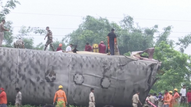 Kereta barang menabrak bagian belakang kereta penumpang yang sedang berhenti di Benggala Barat, India, pada Senin (17/6/2024), menewaskan sedikitnya 15 orang dan melukai puluhan lainnya. (Tangkapan Layar video Reuters/ANI / RAILWAY CPRO)