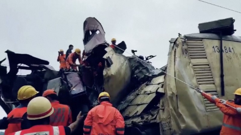 Kereta barang menabrak bagian belakang kereta penumpang yang sedang berhenti di Benggala Barat, India, pada Senin (17/6/2024), menewaskan sedikitnya 15 orang dan melukai puluhan lainnya. (Tangkapan Layar video Reuters/ANI / RAILWAY CPRO)
