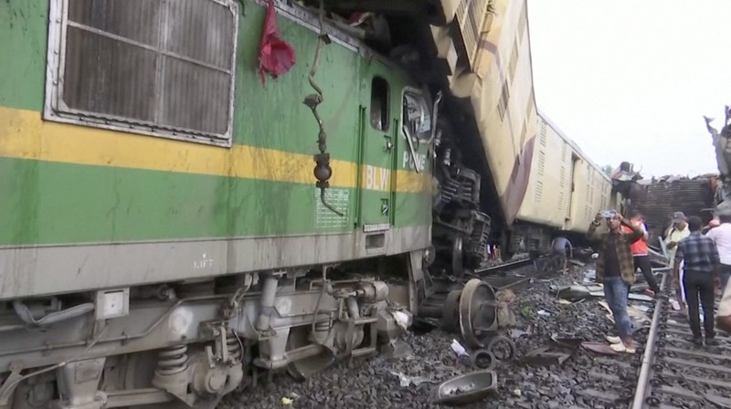 Kereta barang menabrak bagian belakang kereta penumpang yang sedang berhenti di Benggala Barat, India, pada Senin (17/6/2024), menewaskan sedikitnya 15 orang dan melukai puluhan lainnya. (Tangkapan Layar video Reuters/ANI / RAILWAY CPRO)