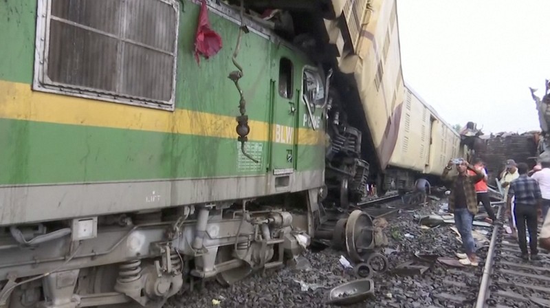 Kereta barang menabrak bagian belakang kereta penumpang yang sedang berhenti di Benggala Barat, India, pada Senin (17/6/2024), menewaskan sedikitnya 15 orang dan melukai puluhan lainnya. (Tangkapan Layar video Reuters/ANI / RAILWAY CPRO)