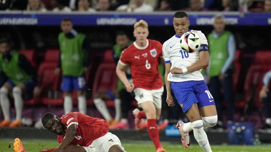 Kylian Mbappe dari Prancis mendapat perawatan setelah mengalami cedera saat laga Grup D antara Austria dan Prancis pada turnamen sepak bola Euro 2024 di Duesseldorf, Jerman, Senin, 17 Juni 2024. (AP Photo/Alessandra Tarantino)