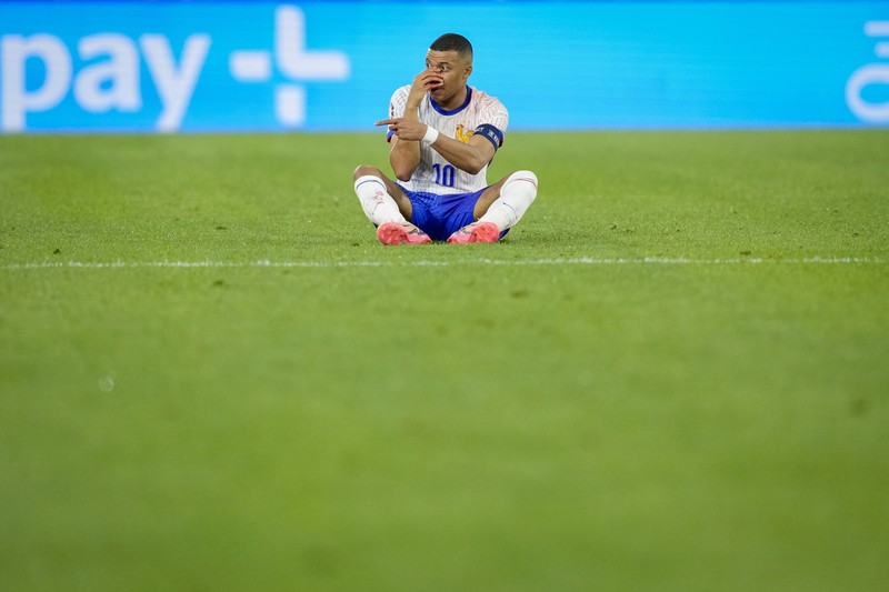 Kylian Mbappe dari Prancis mendapat perawatan setelah mengalami cedera saat laga Grup D antara Austria dan Prancis pada turnamen sepak bola Euro 2024 di Duesseldorf, Jerman, Senin, 17 Juni 2024. Kylian Mbappe dari Prancis mendapat perawatan setelah mengalami cedera saat laga Grup D antara Austria dan Prancis pada turnamen sepak bola Euro 2024 di Duesseldorf, Jerman, Senin, 17 Juni 2024. (AP Photo/Alessandra Tarantino)