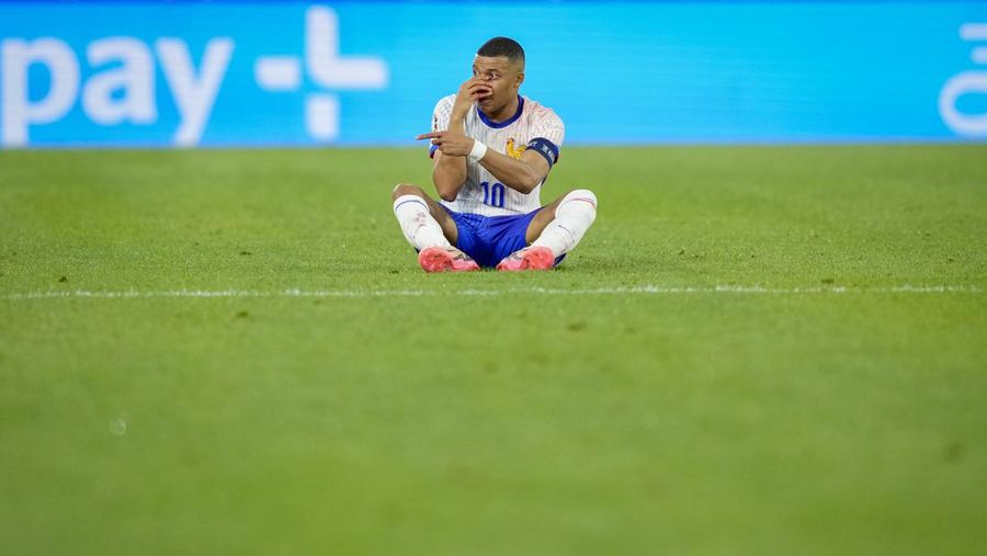 Kylian Mbappe dari Prancis mendapat perawatan setelah mengalami cedera saat laga Grup D antara Austria dan Prancis pada turnamen sepak bola Euro 2024 di Duesseldorf, Jerman, Senin, 17 Juni 2024. (AP Photo/Alessandra Tarantino)