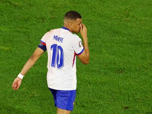 Hidungnya Patah, Mbappe Cari Topeng