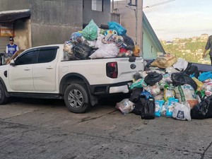 Ketika Ford Ranger Dijadikan Tong Sampah Warga