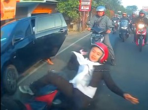 Penumpang Sembarangan Buka Pintu Mobil, Pemotor Wanita Jadi Korbannya