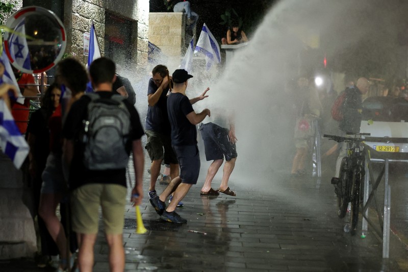 Para pengunjuk rasa menghadiri demonstrasi menentang pemerintahan Perdana Menteri Israel Benjamin Netanyahu, dekat Knesset, parlemen Israel, di Yerusalem 17 Juni 2024. (REUTERS/Eloisa Lopez)