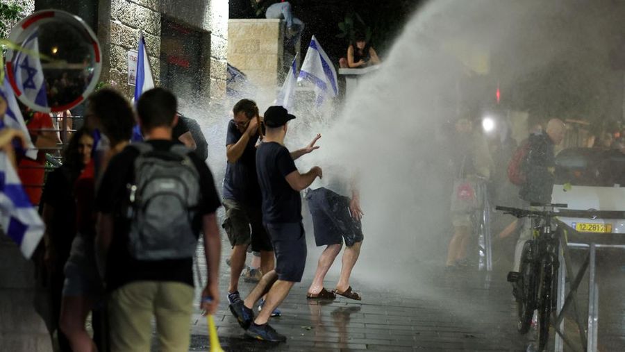 Para pengunjuk rasa menghadiri demonstrasi menentang pemerintahan Perdana Menteri Israel Benjamin Netanyahu, dekat Knesset, parlemen Israel, di Yerusalem 17 Juni 2024. (REUTERS/Eloisa Lopez)