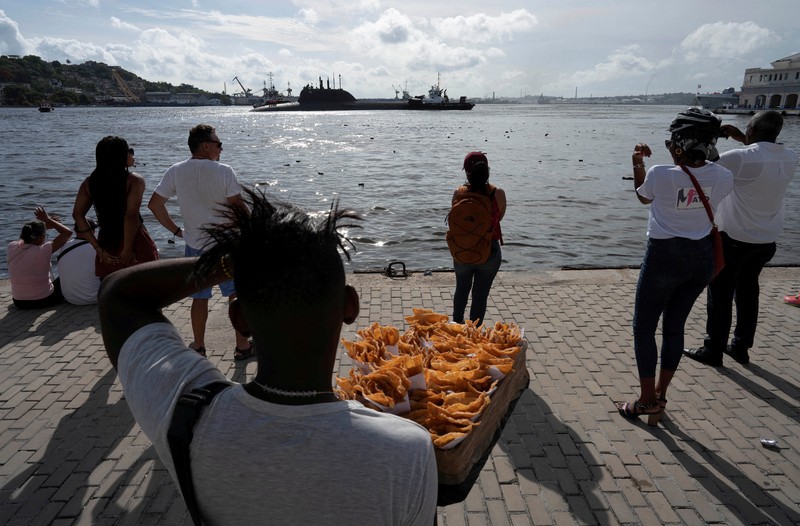 Fregat Laksamana Gorshkov Angkatan Laut Rusia meninggalkan pelabuhan Havana, Kuba, Senin, 17 Juni 2024. Armada kapal perang Rusia tiba di perairan Kuba pekan lalu menjelang rencana latihan militer di Karibia. (AP Photo/Ariel Ley)