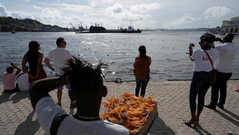 Fregat Laksamana Gorshkov Angkatan Laut Rusia meninggalkan pelabuhan Havana, Kuba, Senin, 17 Juni 2024. Armada kapal perang Rusia tiba di perairan Kuba pekan lalu menjelang rencana latihan militer di Karibia. (AP Photo/Ariel Ley)