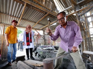 Pandai Besi di Banyuwangi Tetap Bertahan di Tengah Gempuran Produk Pabrikan