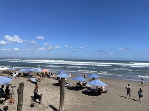 Pantai Batu Bolong, Surga Tersembunyi di Bali, Tempat Favorit buat Surfing