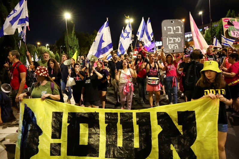 Para pengunjuk rasa menghadiri demonstrasi menentang pemerintahan Perdana Menteri Israel Benjamin Netanyahu, dekat Knesset, parlemen Israel, di Yerusalem 17 Juni 2024. Para pengunjuk rasa menghadiri demonstrasi menentang pemerintahan Perdana Menteri Israel Benjamin Netanyahu, dekat Knesset, parlemen Israel, di Yerusalem 17 Juni 2024. (REUTERS/Eloisa Lopez)