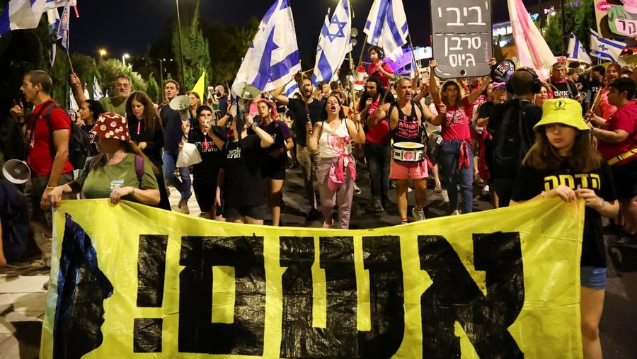 Para pengunjuk rasa menghadiri demonstrasi menentang pemerintahan Perdana Menteri Israel Benjamin Netanyahu, dekat Knesset, parlemen Israel, di Yerusalem 17 Juni 2024. (REUTERS/Eloisa Lopez)