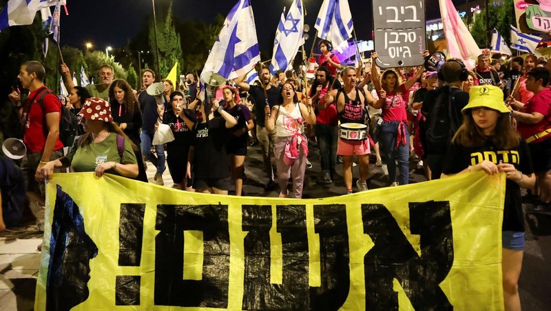 Para pengunjuk rasa menghadiri demonstrasi menentang pemerintahan Perdana Menteri Israel Benjamin Netanyahu, dekat Knesset, parlemen Israel, di Yerusalem 17 Juni 2024. (REUTERS/Eloisa Lopez)